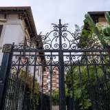 Di colore chiaro e sviluppati su due livelli con mansarda, colpiscono per i raffinati decori che ne impreziosiscono la facciata e per i minuti ma verdeggianti cortili cinti da graziose cancellate